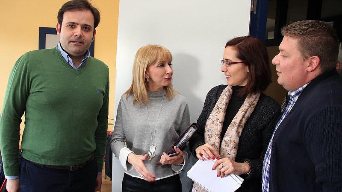 el secretario general del PSOE de León, Tino Rodríguez (I) con la alcaldesa de este municipio, Eugenia Gancedo (2I); la parlamentaria Aurora Flórez (2D) y el secretario de organización del PSOE de León, Oscar Álvarez (D)
