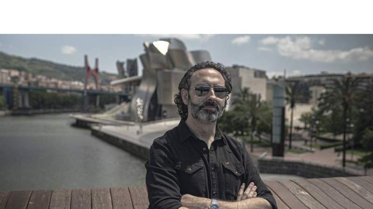 Una imagen del escritor asturiano Jon Bilbao ante el Guggenheim. RTVE