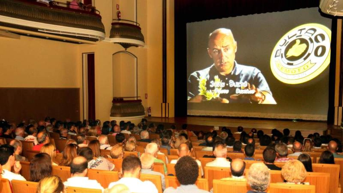 El documental sobre el Gran Premio de La Bañeza tuvo su bautismo oficial en el Teatro Municipal.
