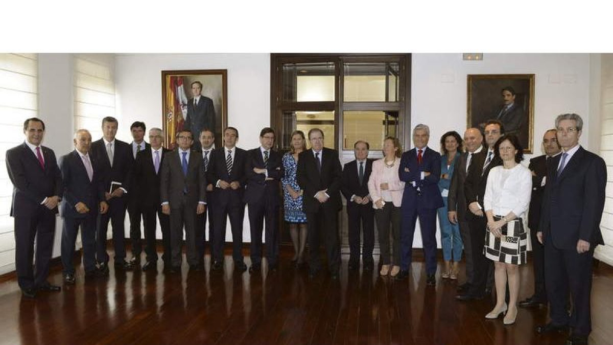 Foto de familia de los firmantes del Consejo Financiero de Castilla y León, ayer, en la sede de la Presidencia de la Junta.