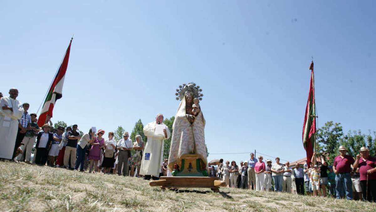 La Virgen, procesionada por mujeres.