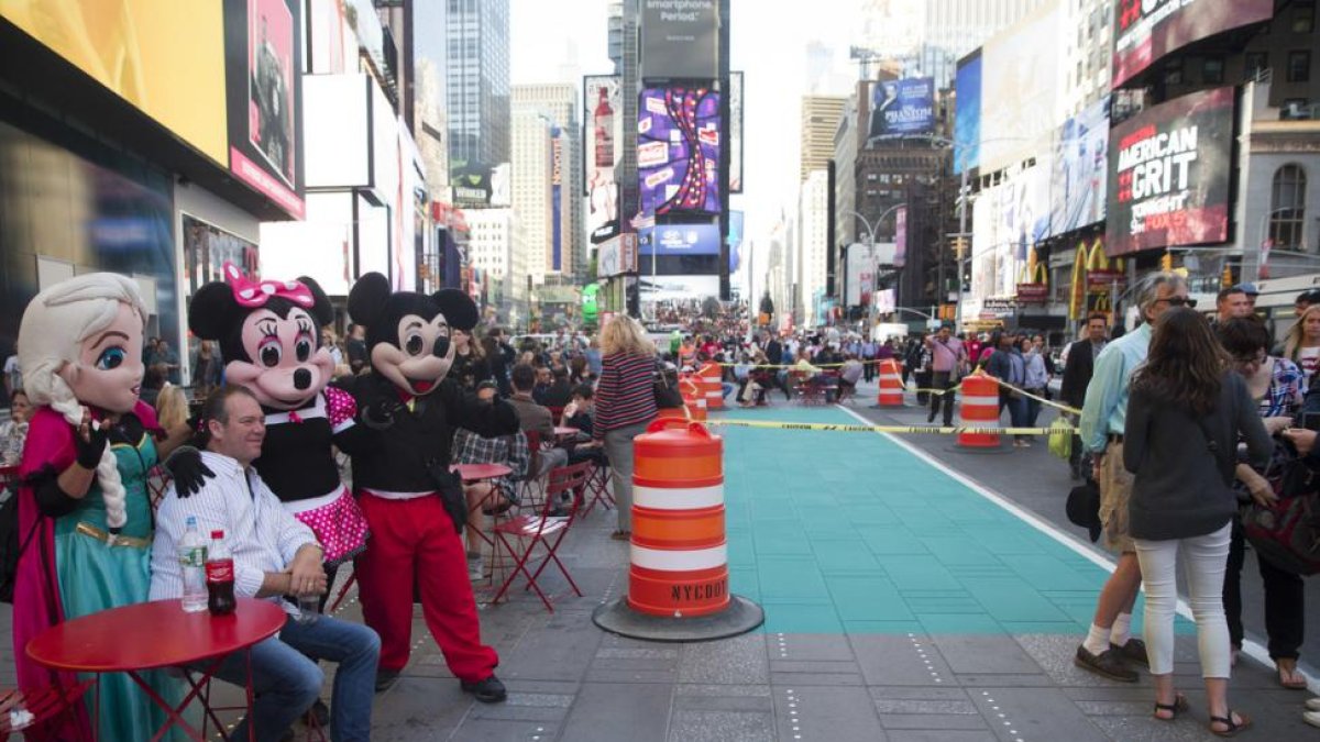 Los personajes de Times Square se niegan a acatar la nueva normativa que acota las zonas (en turquesa) donde pueden trabajar.