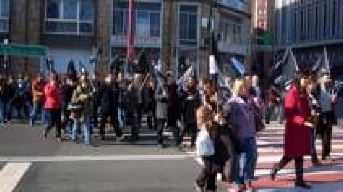 Los manifestantes cruzan un paso de peatones en Sáenz de Miera