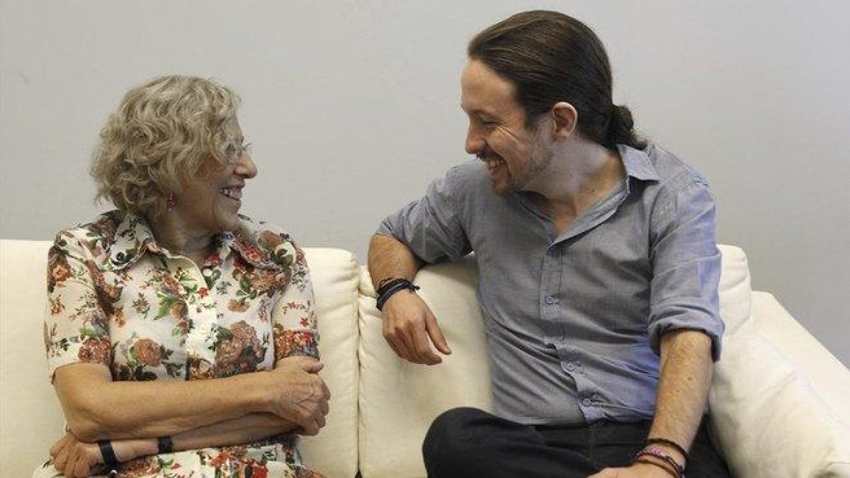 La alcaldesa de Madrid, Manuela Carmena, junto al secretario general de Podemos, Pablo Iglesias.