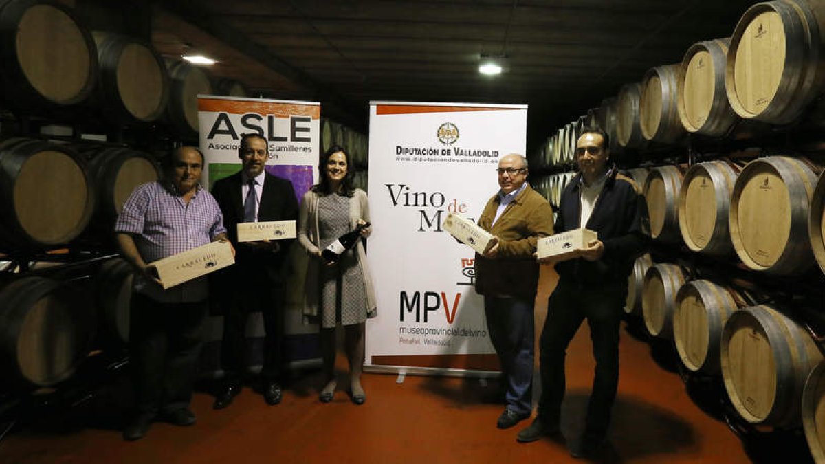 José Luis Santín, Adolfo Beneitez, Adriana Ulibarri, Miguel Ángel Benito y Víctor Fernández, ayer en la Bodega del Abad