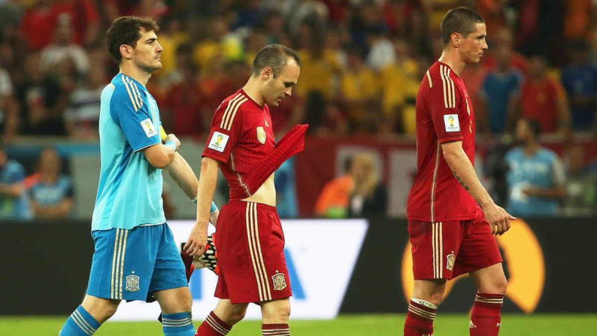 Casillas, Iniesta y Torres abandonan el campo tras caer con Chile y decir adiós a Brasil 2014.