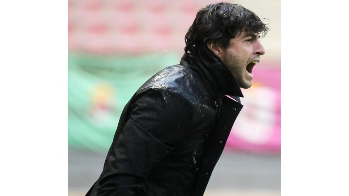 El técnico de la Cultural, Juan Ferrando, vive con pasión cada minuto de partido.