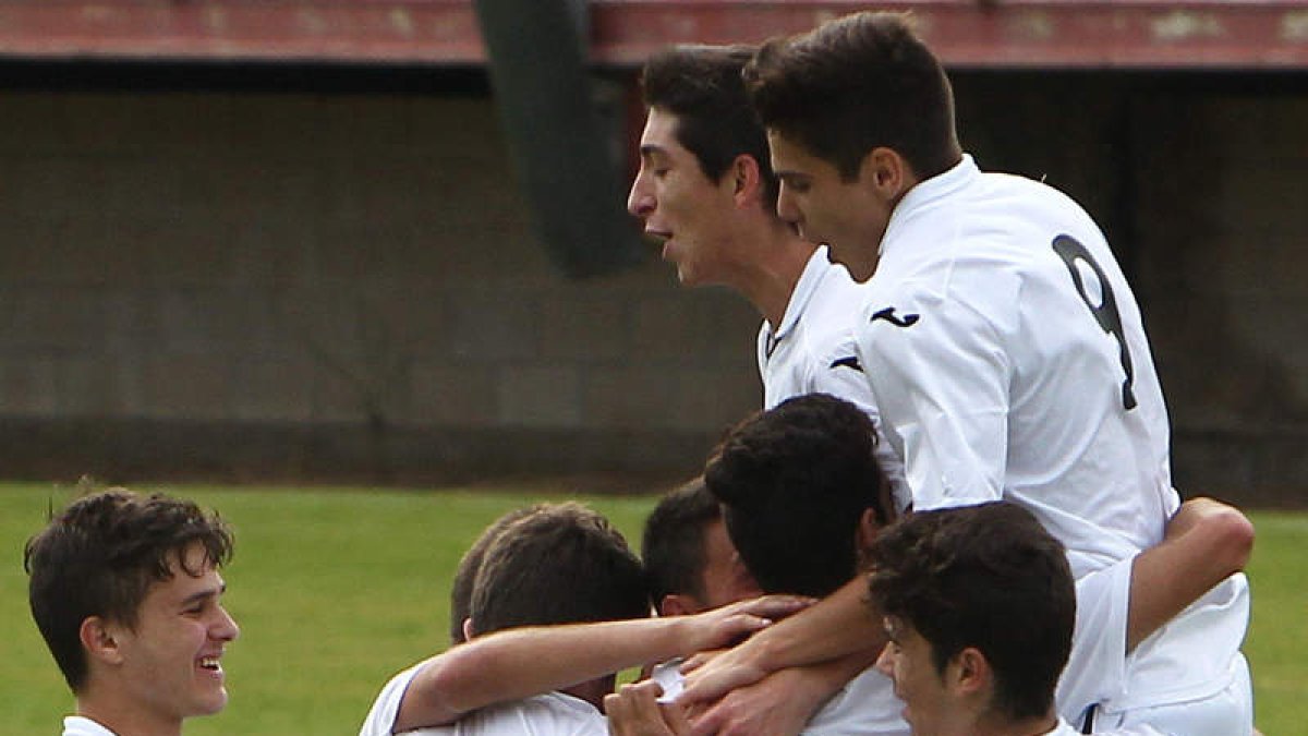 Los jugadores de la Peña celebran una contundente victoria frente al Diocesano.