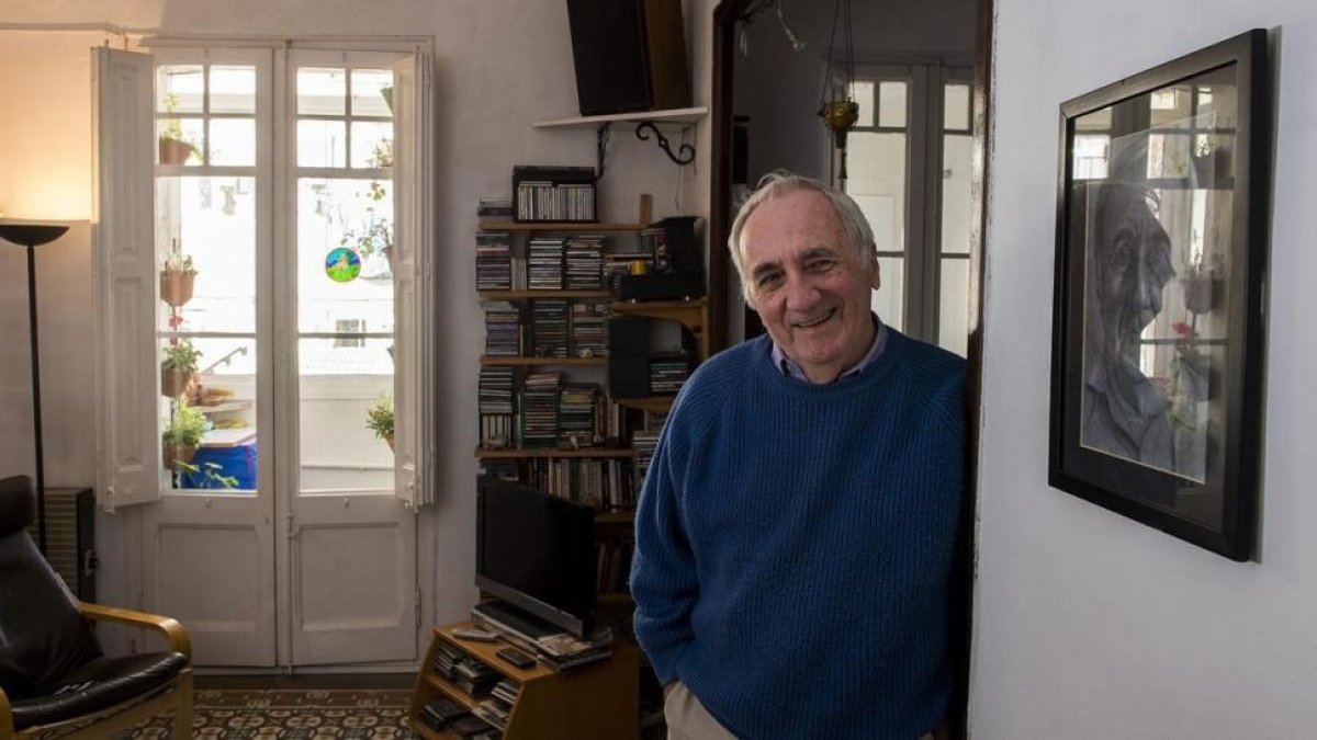 Dennis Johnston, a sus 78 años, en el salón del piso en que vive desde 1981.