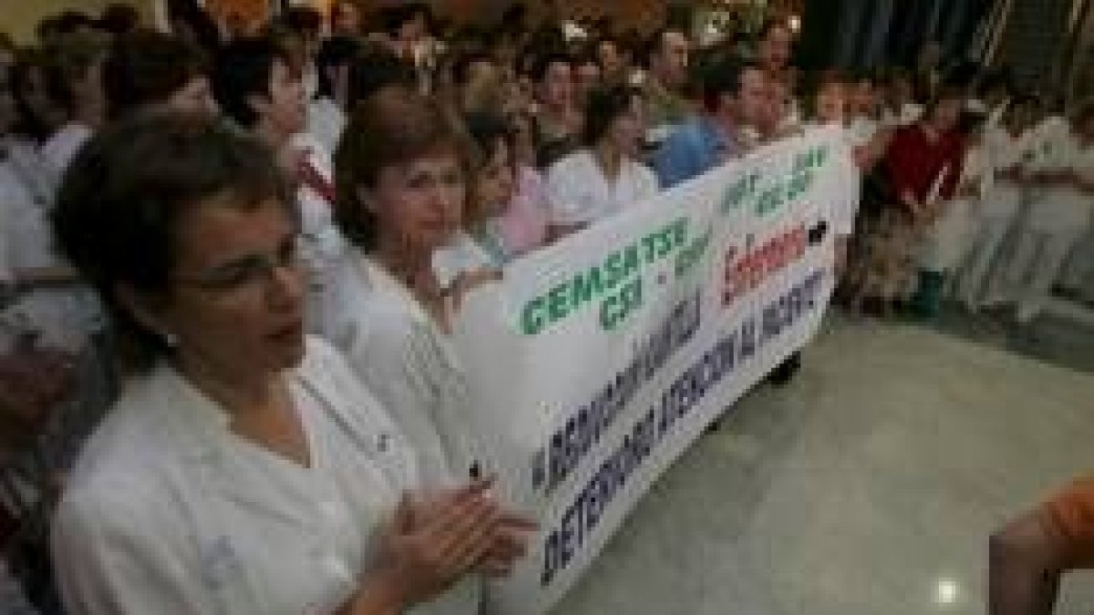 Un momento de la concentración que llevaron a cabo los enfermeros en el hall del Hospital de León