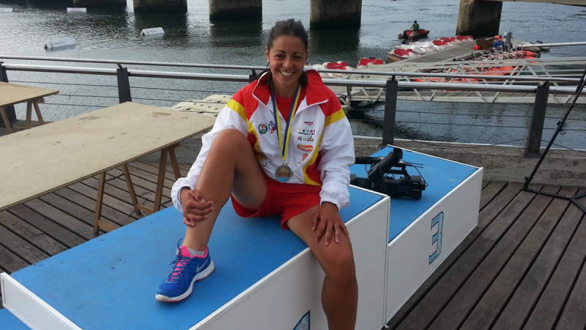 La leonesa Raquel Carbajo posa con la medalla que acredita su triunfo en el Sella