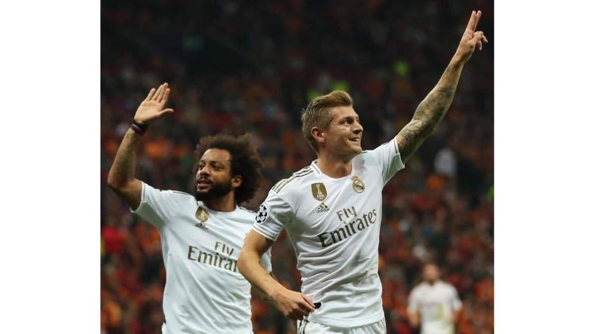 Marcelo celebra el gol anotado por Kroos que dio la victoria al Real Madrid. TOLGA BOZOGLU