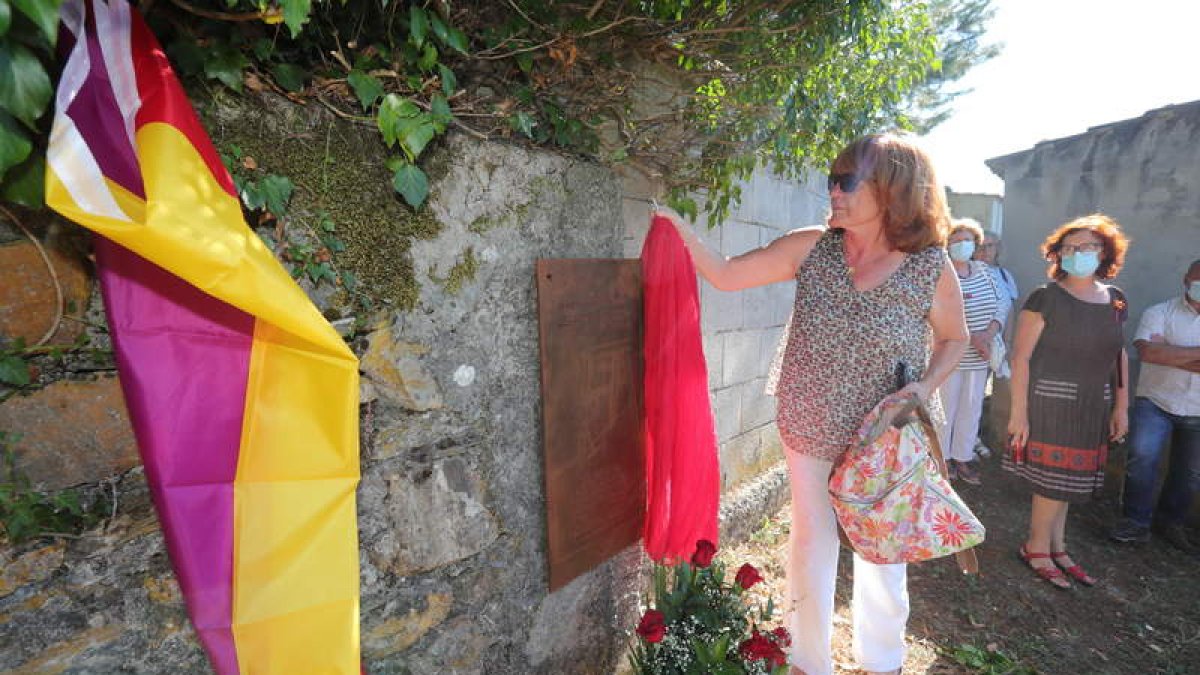Sobrinas de César Terrón y otros familiares descubriero ayer una placa de recuerdo en el cementerio de Vega de Espinareda. l. de la mata