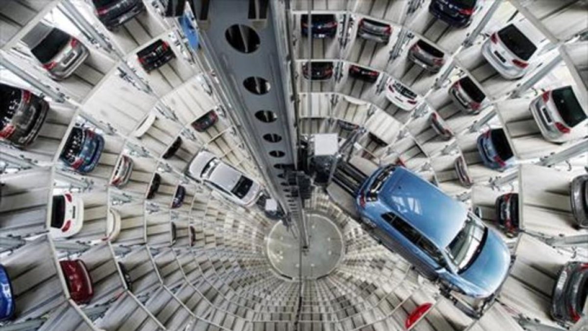 Vehículos en una torre de la sede de Volkswagen en Wolfsburgo.