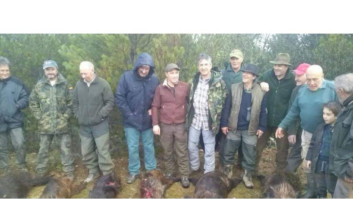 Grupo de cazadores que participaron el pasado fin de semana en la montería de la Valduerna. p. v.