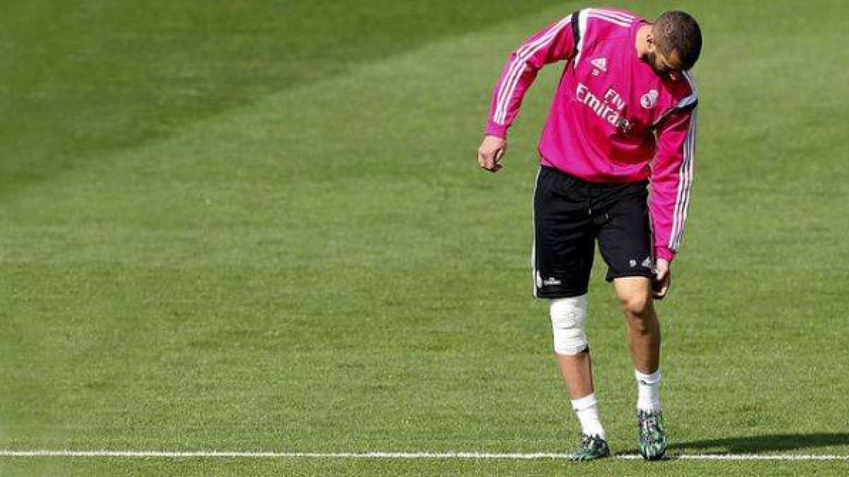 Karim Benzema se retira del entrenamiento con molestias en la rodilla derecha.