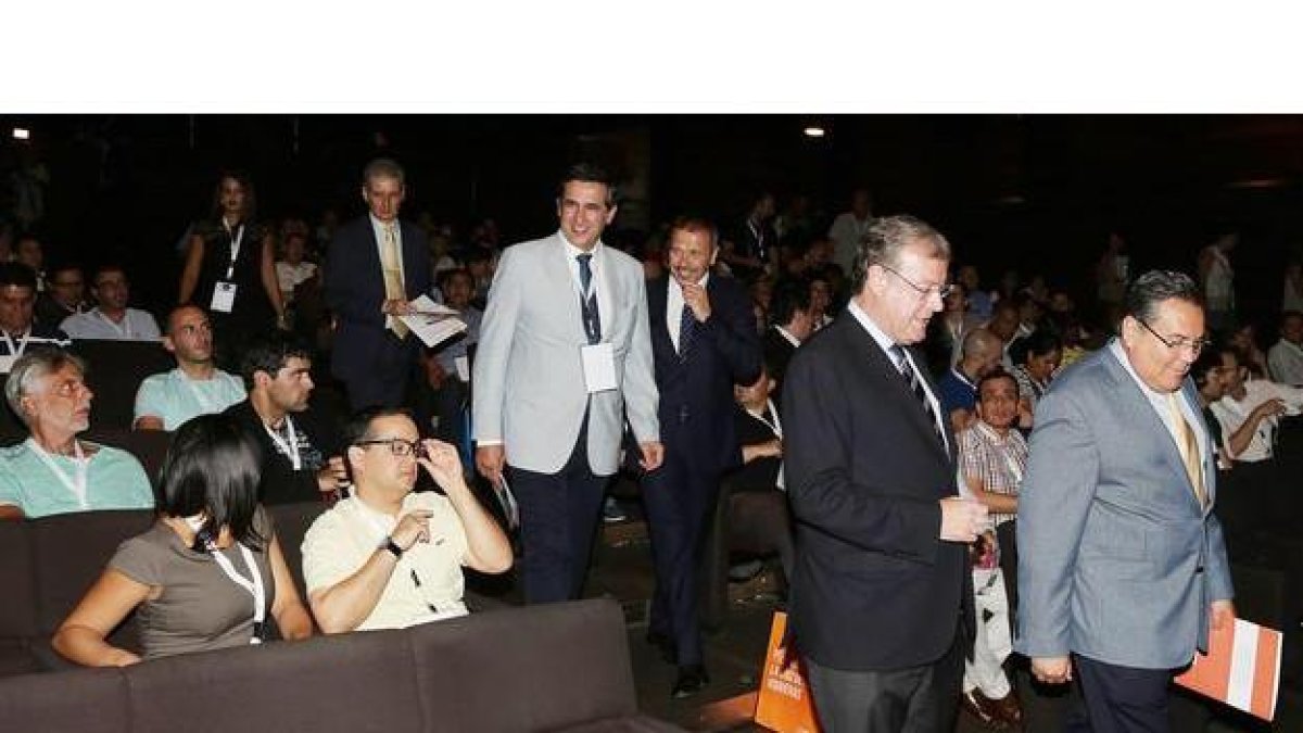El alcalde de León y participantes en el congreso internacional del Incibe se dirigen al escenario del Auditorio para inaugurar el 'Summer Bootcamp'. SECUNDINO PÉREZ