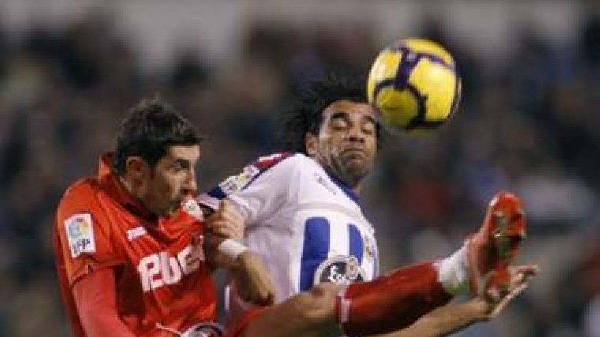 El delantero del Deportivo Bodipo pugna con un rival.
