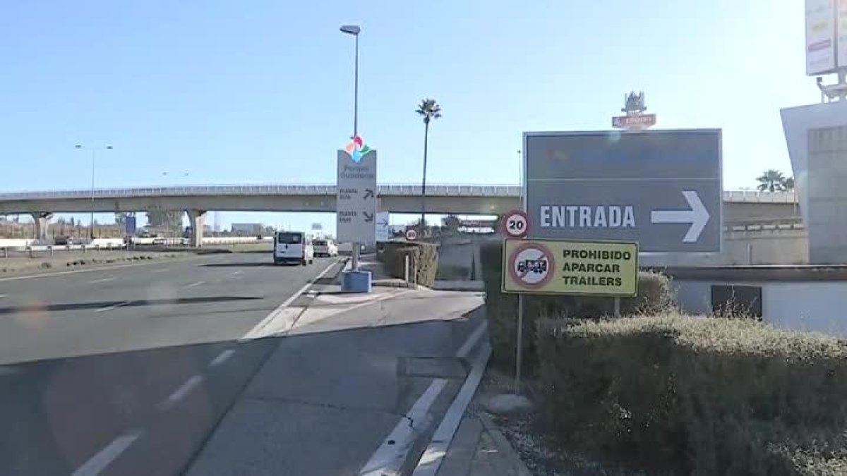 Un joven de unos 30 años ha fallecido esta madrugada en un accidente que sufrió mientras huía de la Policía en Sevilla.