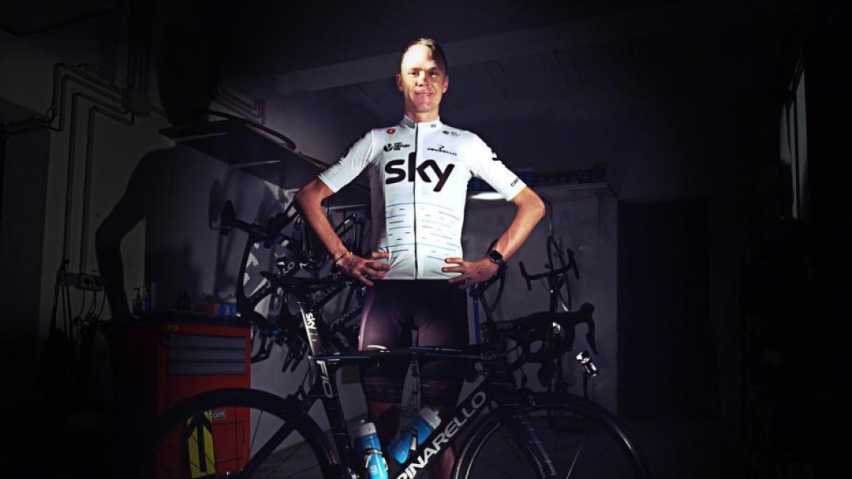 Chris Froome, con el nuevo 'maillot' blanco que el equipo Sky lucirá en el Tour.