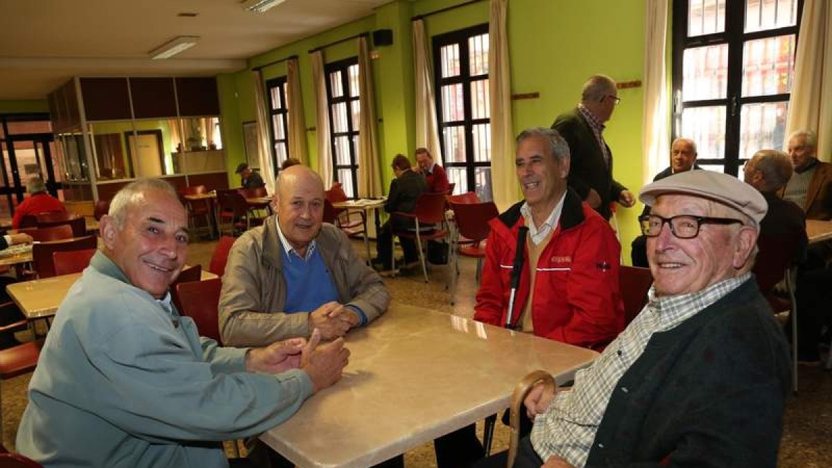 Alejandro Fresno, Arturo Tomé, Felipe Marcos y Belisario Fernández —de izquierda a derecha— departen sobre el futuro de Juan Carlos I