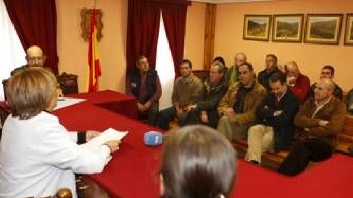 Reunión de la corporación municipal de Murias con sindicatos y ganaderos afectados