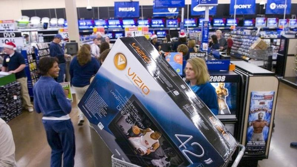 Una clienta de Wal Mart en Georgia, tras pasar por caja para comprar un televior, en una imagen de archivo.