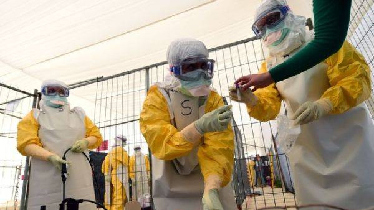 Personal de Médicos sin Fronteras recibe formación sobre medidas de protección contra el ébola, el pasado 1 de octubre en Bruselas.