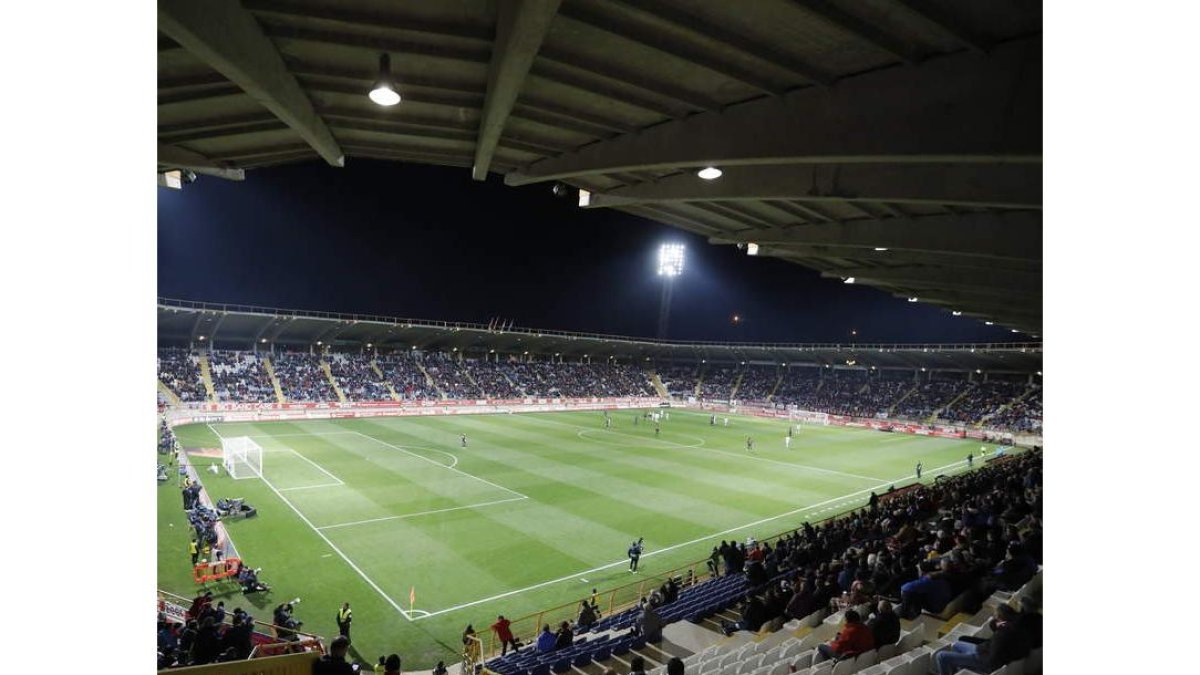 El aforo del estadio Reino de León presentó el aspecto que muestra la imagen durante el partido de Copa entre la Cultural y el FC Barcelona. MARCIANO PÉREZ/JESÚS F. SALVADORES