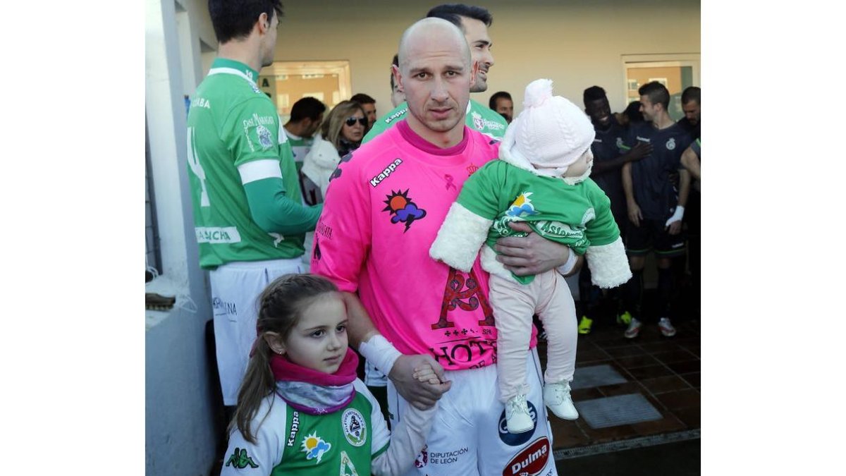 Javie Díez salta al terreno de juego con sus hijas el día en que cuelga las botas para siempre