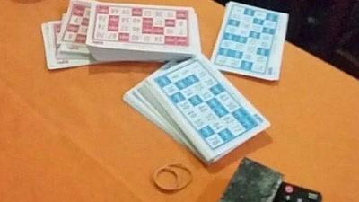 Los cartones intervenidos en el bingo ilegal de Villablino