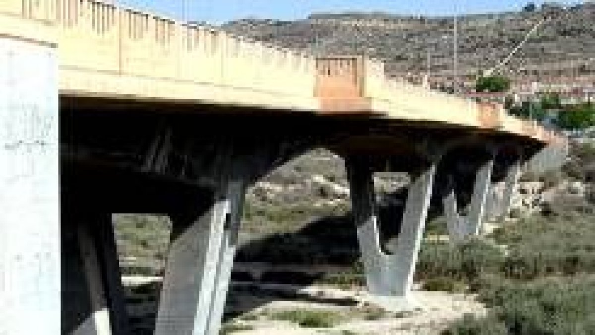 El Puente de la Libertad de Elda, desde donde se precipitó la joven