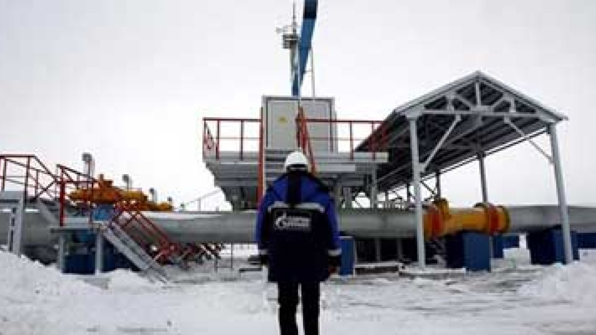 Un empleado de Gazprom trabaja en la estación de medición de gas de Sudzha.
