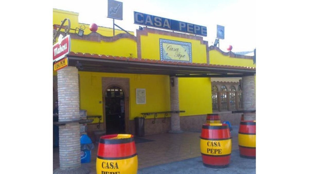 Fachada del bar franquista Casa Pepe, en Almuradiel (Ciudad Real).