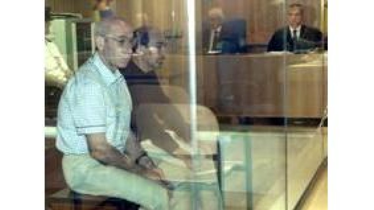 El dirigente de ETA Santi Potros (izquierda) y Rafael Caride, durante la primera sesión del juicio