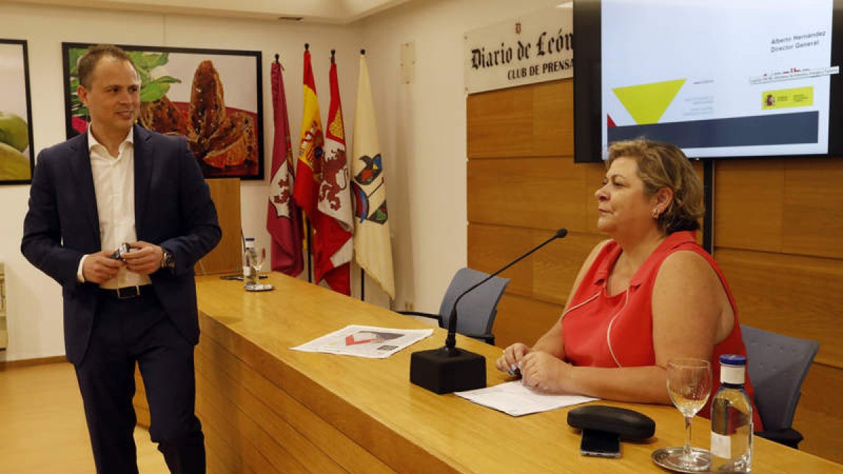 Alberto Hernández, director general del Incibe, y María J. Muñiz, jefa de Economía de Diario de León. MARCIANO PÉREZ