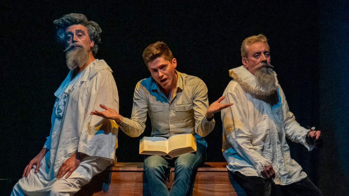 Alberto Díaz, Javier Bermejo y Miguel Barajas, en una escena de la representación de ‘Confesiones de Don Quijote’. DL