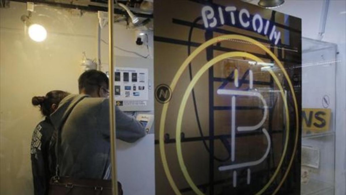 Dos clientes en un Bitcoin ATM de Hong Kong, el pasado sábado.