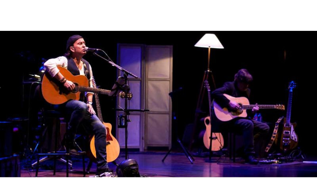 Imagen de Álvaro Urquijo y Ramón Arroyo durante el concierto celebrado en el Auditorio de León el 7 de abril de 2016. FERNANDO OTERO