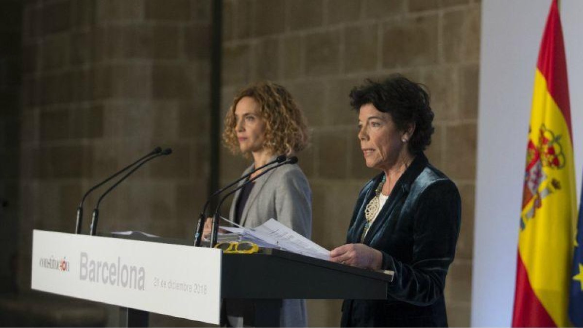 Las ministras Meritxell Batet (izquierda) y Isabel Celaá (derecha) en la rueda de prensa posterior al Consejo de Ministros celebrado en Barcelona.