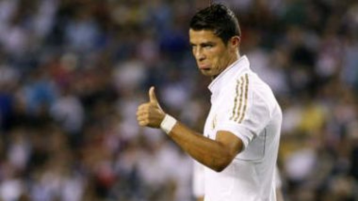 Cristiano Ronaldo hace un gesto durante el partido que jugó el Madrid contra el Chivas.