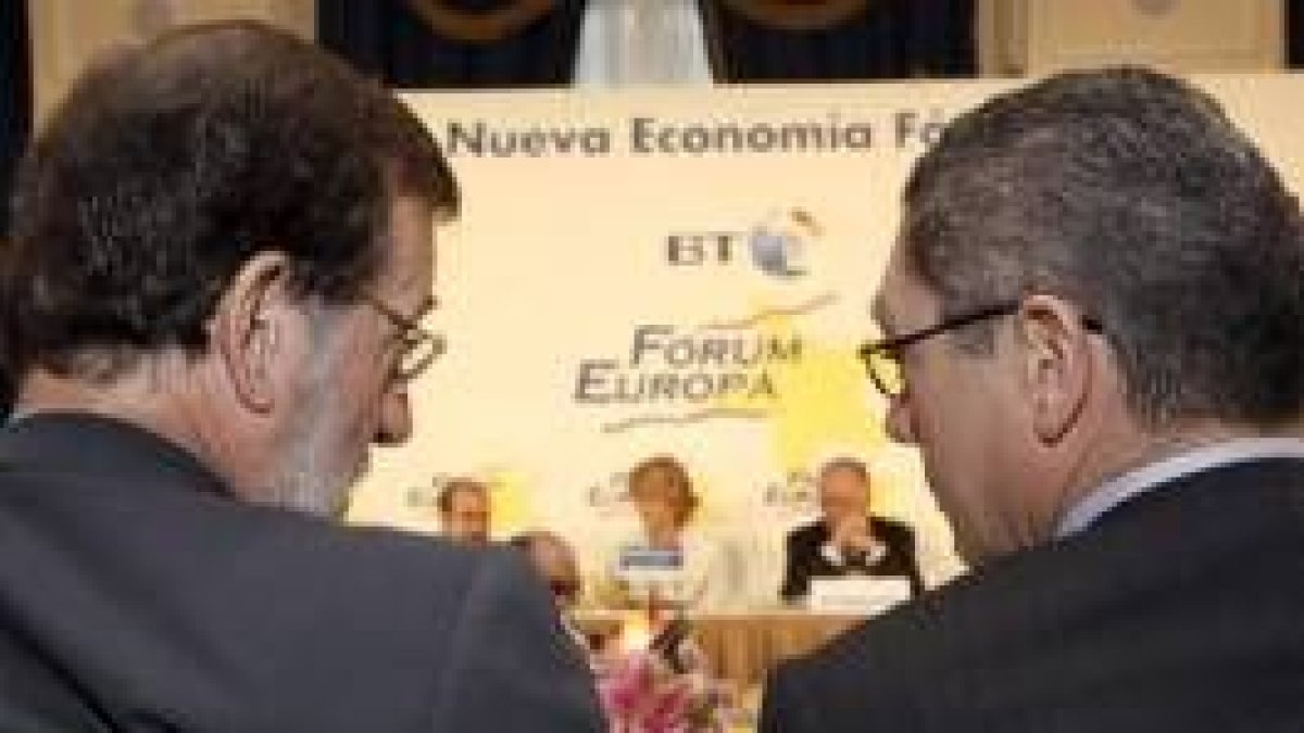 Mariano Rajoy conversa con Ruiz Gallardón durante la intervención de Esperanza Aguirre