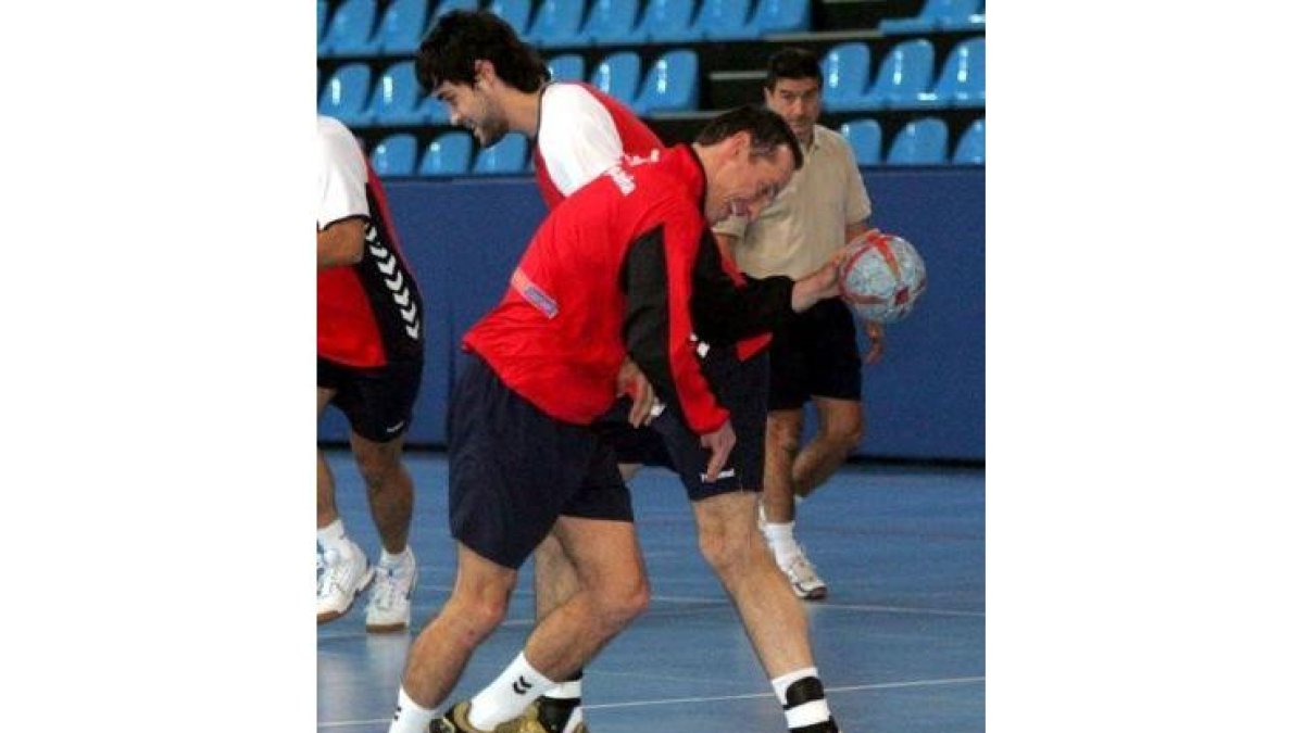 Héctor Castresana, en primer término, con Jorge García bajo los palos, en el entrenamiento de ayer