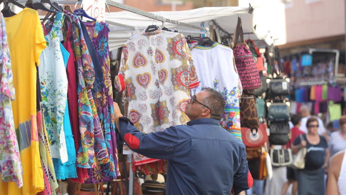 Imagen de archivo de uno de los puestos callejeros del mercado de los miércoles y los sábados. DL