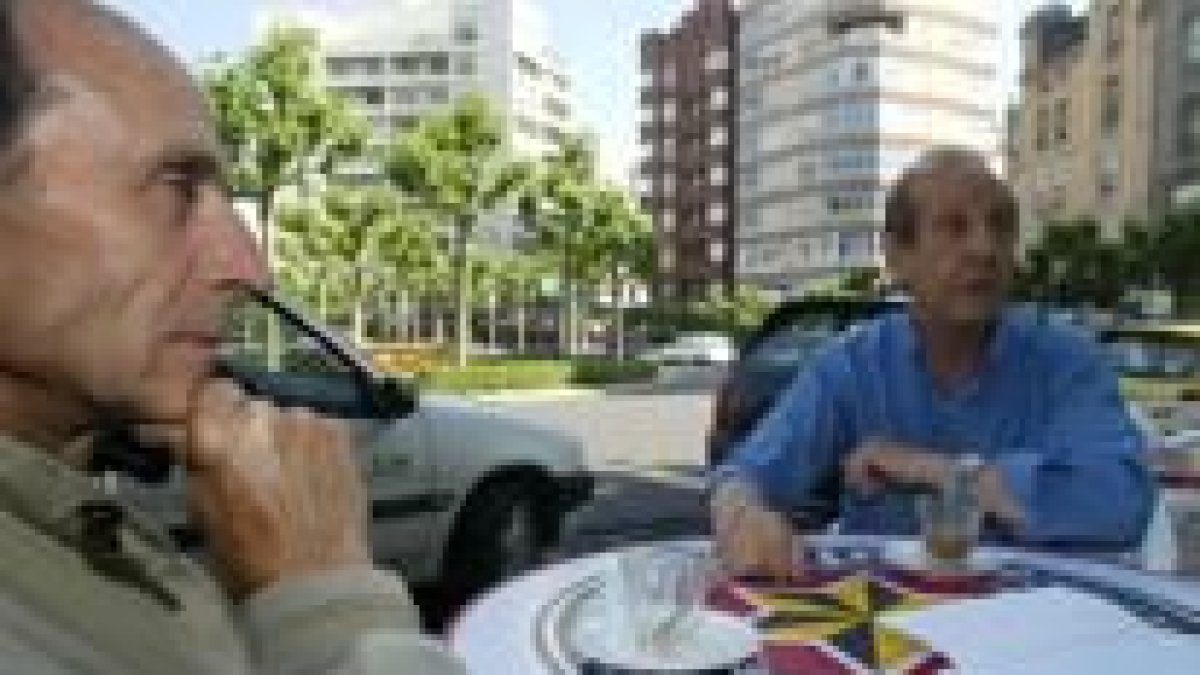 De izquierda a derecha, Ramón Díez y Pedro Rabanillo en una cafetería del centro de la ciudad