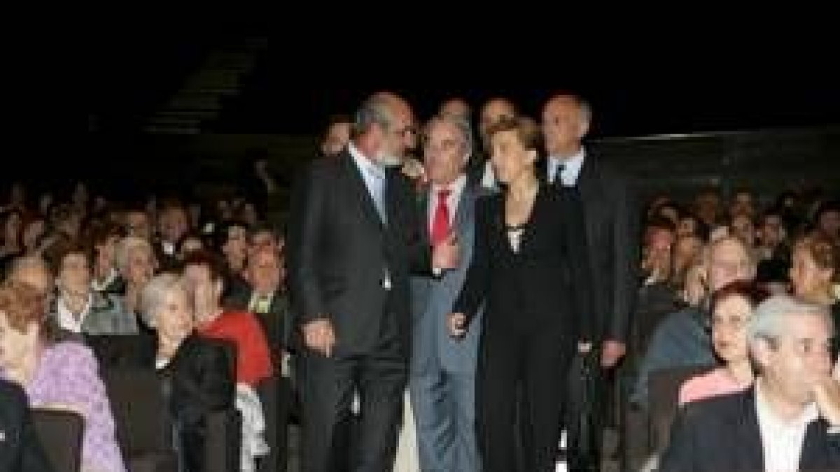 María José Salgueiro junto a Santos Llamas y José Ignacio Mijancos