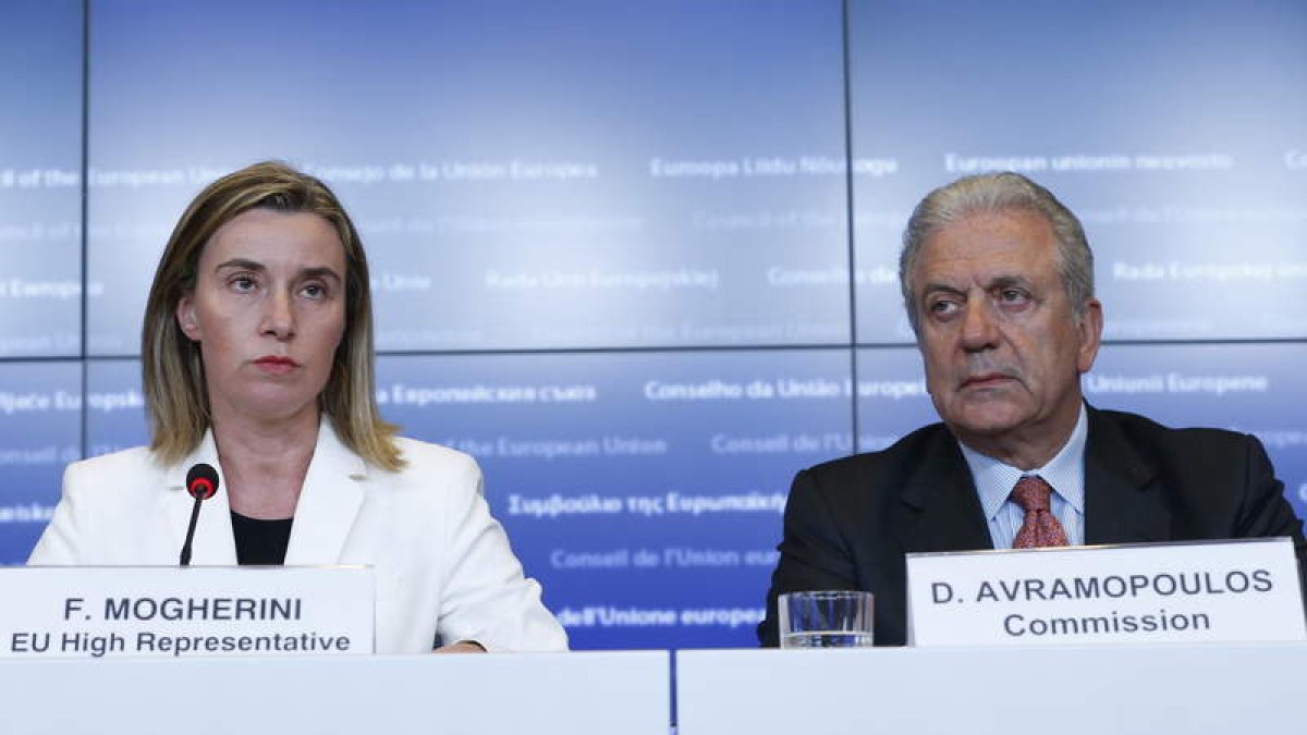 Los comisarios Mogherini y Avramopoulos dan a conocer el plan europeo.