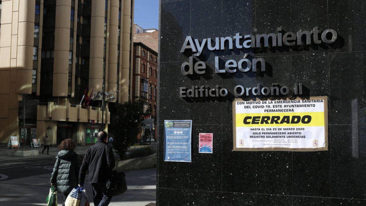 El Ayuntamiento de León, cerrado por el coronavirus. FERNANDO OTERO