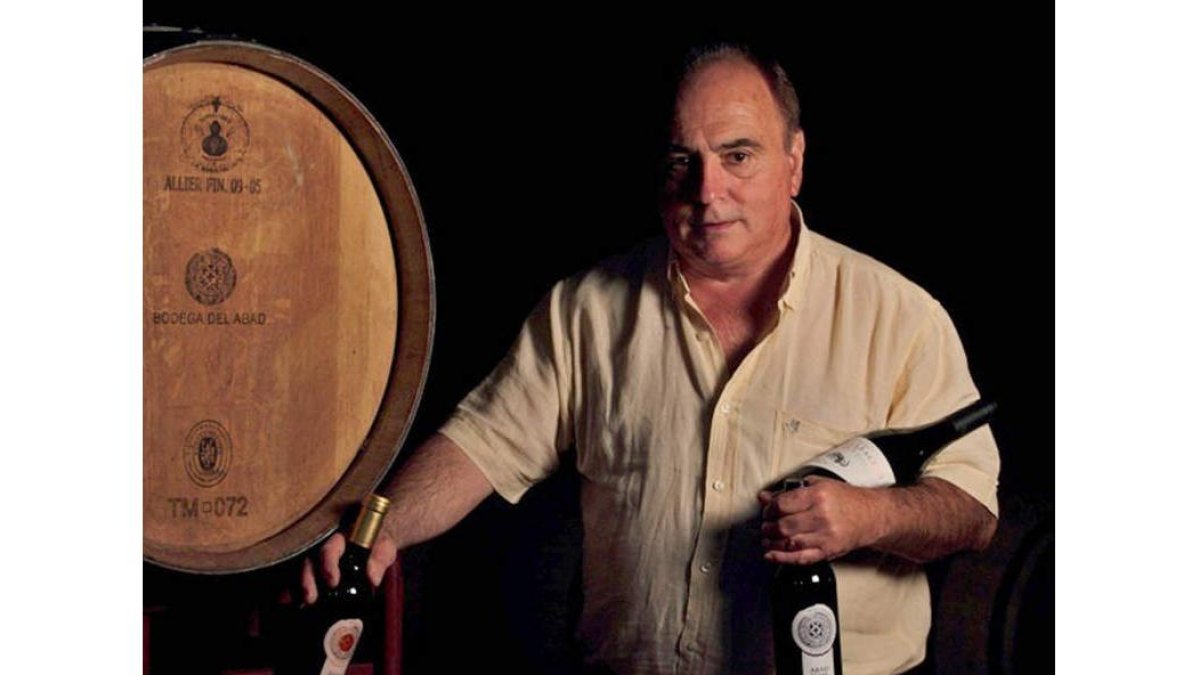 José Luis Santín, en la cava dela Bodega del Abad, abrazadoa algunos desus mejores vinos.