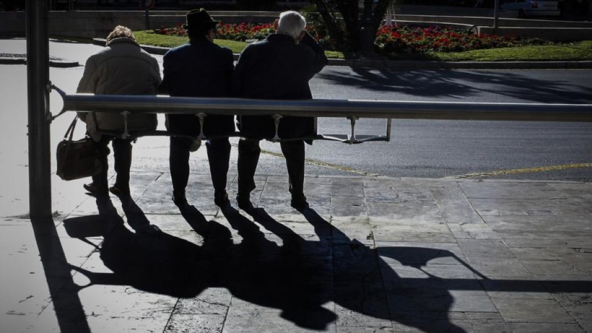 Pensionistas en una calle de Valencia.